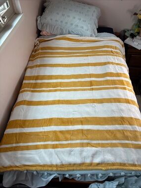Room Essentials Twin Bed Size  Yellow & White Striped Plush Throw Blanket